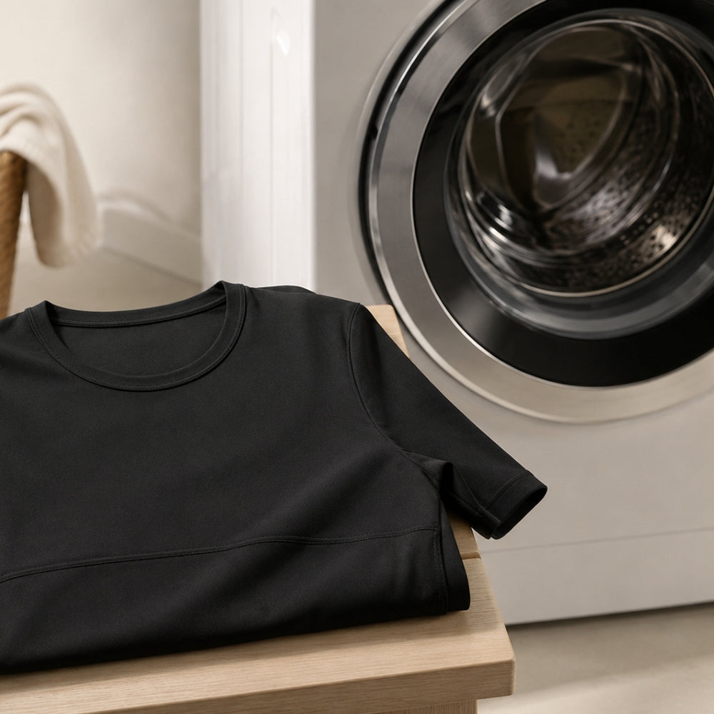 Gros plan du mesh technique du tee Trame, maille compressive qui résiste au lavage.