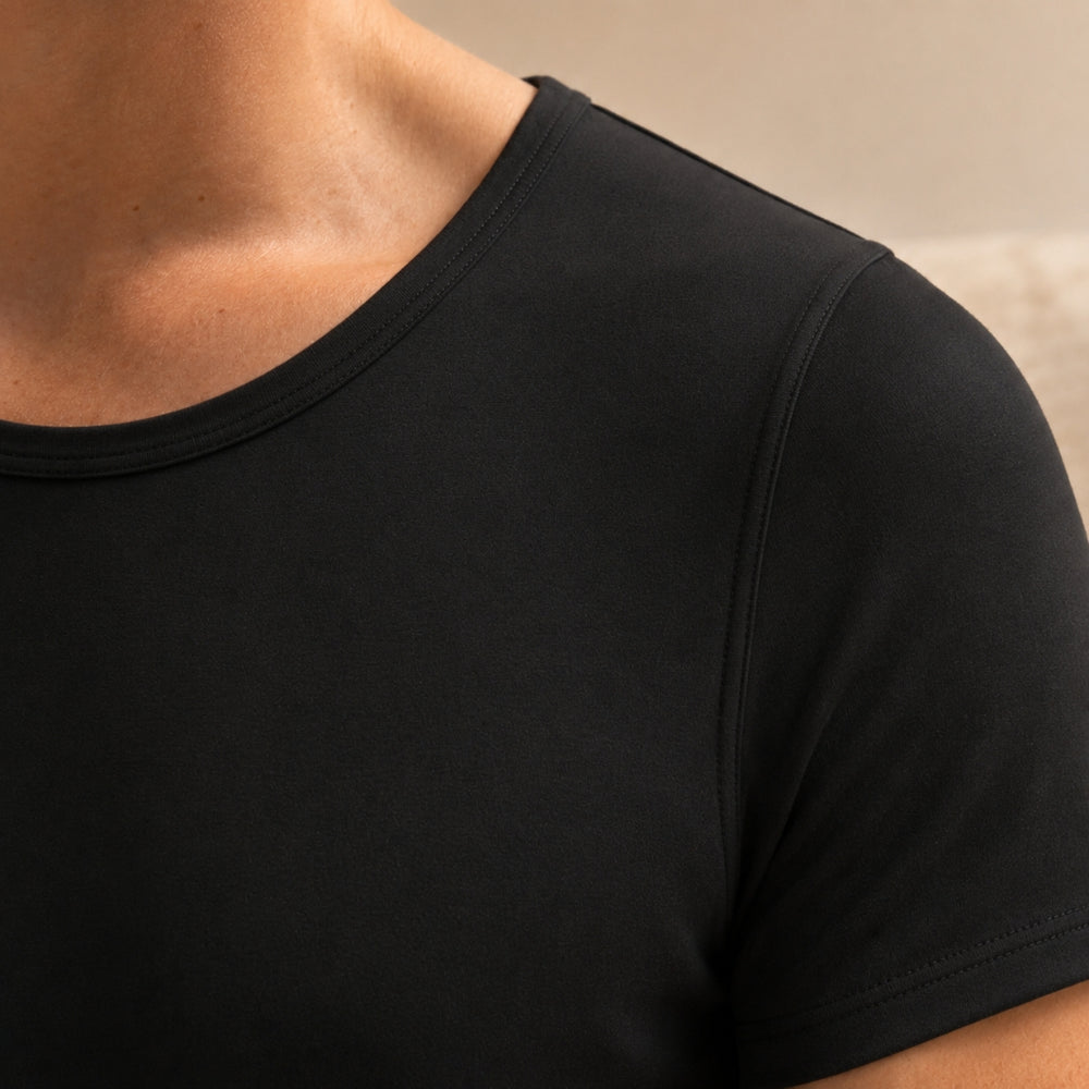 Détail de l'encolure du tee compressif Trame, porté à même la peau.